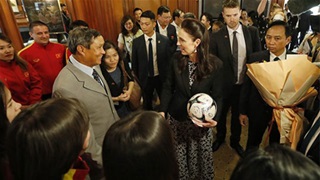 Thủ tướng New Zealand gặp và giao lưu cùng ĐT nữ Việt Nam
